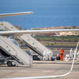 Los pasajeros españoles subiendo al avión en Tenerife, este domingo.