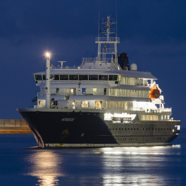 El crucero MV Hondius fondea cerca del puerto de Granadilla (Tenerife), a 10 de mayo de 2026.