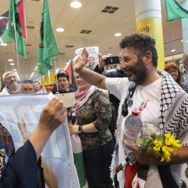 Saif Abukeshek a su llegada al aeropuerto de Barcelona.