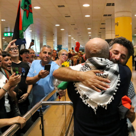 L'activista Saif Abukeshek atén els mitjans de comunicació a l'aeroport de Barcelona