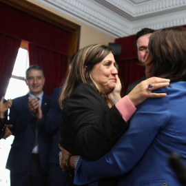 La concejala tránsfuga del PSOE, María Reigosa, y la nueva alcaldesa de Lugo, Elena Candia, durante el debate de la moción de censura en el Ayuntamiento de Lugo