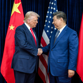 El presidente estadounidense Donald Trump (i) y su homólogo chino, Xi Jinping (d).