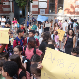 Imatge d'arxiu d'aumnes de l'escola Joan Bruguera de Girona es manifesten en contra del soroll i la calor que hi ha a les aules