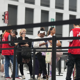 Varias personas en el pabellón 2 del recinto de Montjuïc de Fira de Barcelona, habilitado para el proceso de regularización de migrantes