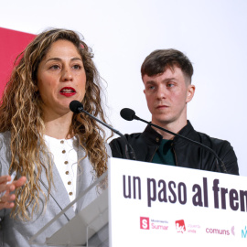La coordinadora de Movimiento Sumar, Lara Hernández, y el portavoz adjunto de Más Madrid en el Ayuntamiento, Eduardo Rubiño, durante la rueda de prensa de este lunes.