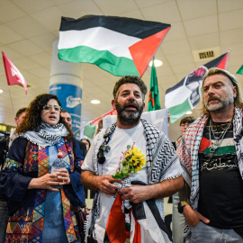 El activista de la Global Sumud Flotilla Saif Abukeshek junto a su esposa Sally Issa a su llegada al Aeropuerto Josep Tarradellas Barcelona-El Prat.