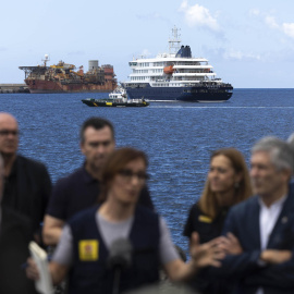 Miembros del Gobierno en el puerto de Granadilla de Abona con el 'MV Hondius' de fondo.