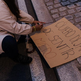 Imagen de archivo de una mujer con una pancarta en una manifestación por el 8M en Madrid.