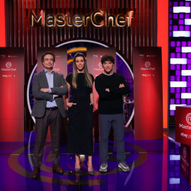 Pepe Rodríguez, Marta Sanahuja y Jordi Cruz posan en el photocall de la presentación de 'MasterChef 14'.