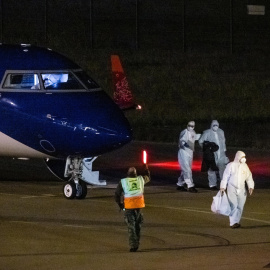 Pasajeros del crucero 'MV Hondius' llegan a Países Bajos en el último vuelo fletado.