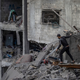 Palestinos inspeccionan las ruinas de sus hogares destruidos tras un ataque aéreo israelí en el campo de refugiados de Al-Shati, al oeste de la ciudad de Gaza, en la Franja de Gaza.