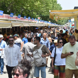 cientos-de-personas-visitas-feria-del-libro-madrid