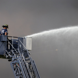 Un bombero en labores de extinción de un incendio en las cercanías del Parque Nacional de los Everglades.