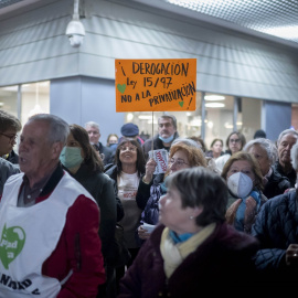 EuropaPress_7166532_manifestantes_concentracion_hospital_torrejon_12_diciembre_2025_torrejon