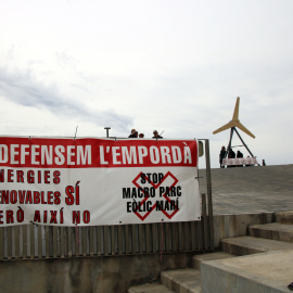 Un cartell en contra del Macroparc Eòlic Marí a Roses en una imatge d'arxiu