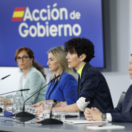 La portavoz del Gobierno, Elma Saiz, acompañada por la ministra de Sanidad, Mónica García, la ministra de Educación, Formación Profesional y Deportes, Milagros Tolón, y el ministro de Agricultura, Luis Planas