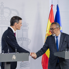 El presidente del Gobierno, Pedro Sánchez (i), recibe al director general de la Organización Mundial de la Salud (OMS), Tedros Adhanom (d), en el Palacio de la Moncloa