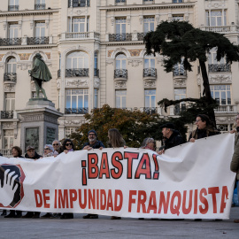 Manifestantes portan una pancarta con el lema '¡Basta! de impunidad franquista' durante una manifestación contra la dictadura.