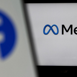 El logo de Meta y el de Facebook en una imagen de archivo.