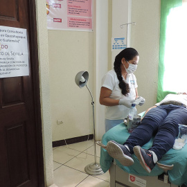 Una mujer siendo atendida en el marco del proyecto de cooperación financiado por el Ayuntamiento de Sevilla a la asociación Paz y Bien, en la región de Corredor Seco de Guatemala