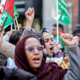 Varias mujeres saharauis protestan en una manifestación para exigir el derecho de autodeterminación del pueblo saharaui.