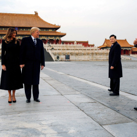 El presidente de EEUU, Donald Trump, y la primera dama, Melania Trump, visitan la Ciudad Prohibida junto al presidente de China, Xi Jinping, en 2017.