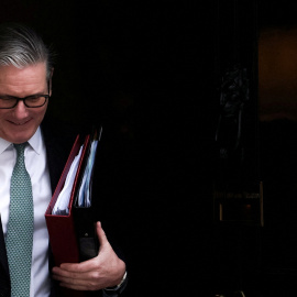 El primer ministro británico, Keir Starmer, sale del número 10 de Downing Street en Londres el 11 de febrero de 2026.