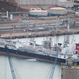 Un barco a la planta regasificadora del puerto de Cartagena, a 6 de octubre de 2022, en Cartagena, Murcia (España)