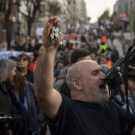 Decenas de personas durante una manifestación para exigir medidas por una vivienda digna.