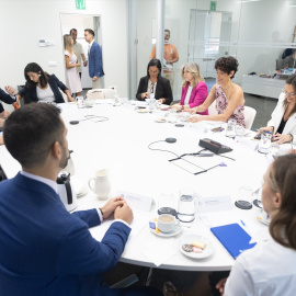 La ministra de Inclusión, Seguridad Social y Migraciones, Elma Saiz (3d), durante un encuentro con representantes de las principales plataformas digitales, en el Ministerio de Inclusión, Seguridad Social y Migraciones, a 30 de julio de 2025