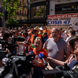 La portavoz del Sindicato de Inquilinas de Madrid, Valeria Racu, y el responsable de Urbanismo y Vivienda de la FRAVM, Quique Villalobos, atienden a los medios durante una concentración por el derecho a la vivienda.
