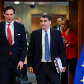 El comisario de Clima, Wopke Hoekstra (i), y el vicepresidente de la Comisión Rraffaele Fitto, el pasado 6 de mayo en Bruselas.