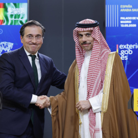 El ministro de Asuntos Exteriores, José Manuel Albares (i), y su homólogo saudí, el príncipe Faisal bin Farhan al Saud.