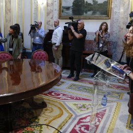 La diputada de Sumar Aina Vidal da una rueda de prensa en presencia de Vito Quiles (i) en el Congreso este jueves.