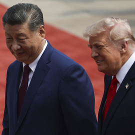 El presidente de China, Xi Jinping, atiende a la ceremonia de bienvenida del presidente estadounidense Donald Trump.