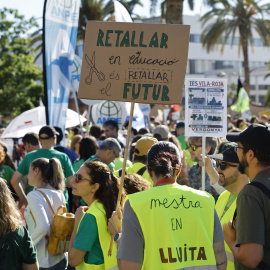Profesores en huelga protestan durante la reunión entre la Conselleria de Educación y los sindicatos de docentes.