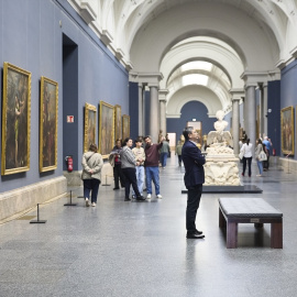 Varias personas observan cuadros en el Museo Nacional del Prado, a 9 de abril de 2026, en Madrid.