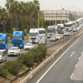 Foto de archivo de una marcha lenta de camiones, a 17 de marzo del 2022 en Sevilla.