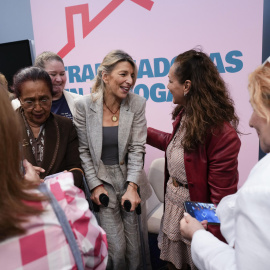 La vicepresidenta segunda del Gobierno y ministra de Trabajo y Economía Social, Yolanda Díaz (c) en la clausura del acto 'Trabajadoras en el hogar: derechos, prevención, salud y seguridad' celebrado este jueves en Madrid.