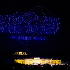 El logo de Eurovision 2026 proyectado por un show de drones.