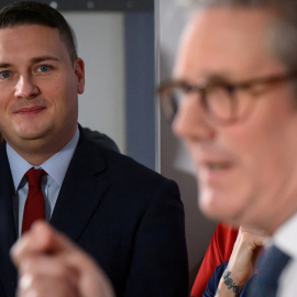 Fotografía de archivo del Secretario de Estado de Salud, Wes Streeting, mirando al primer ministro Keir Starmer.