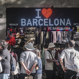 Turistes davant d'una botiga de souvenirs a Barcelona  Data de publicació: dissabte 30 d’agost del 2025