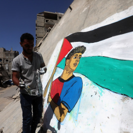 Artistas pintan un mural en Gaza de Lamine Yamal con la bandera palestina.
