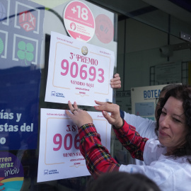 Foto de archivo de empleados de la administración número 1 de Igorre, que celebran que han vendido 48 series del número 90693 correspondiente al Tercer Premio de la Lotería de Navidad 2025.