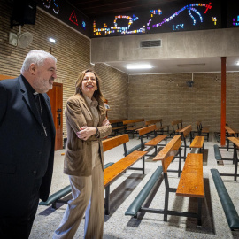 Natalia Chueca con el arzobispo de Zaragoza, Carlos Escribano.