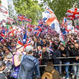 Personas antes de la marcha "Unite the Kingdom" en Londres, el 16 de mayo de 2026.