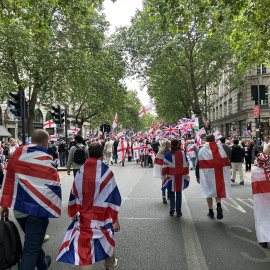 Participantes en la marcha "Unite the Kingdom" en Londres, a 16 de mayo de 2026.