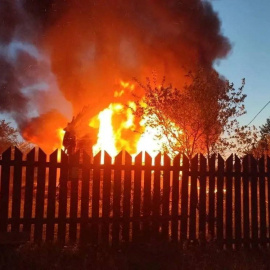 Una casa se incendia tras un ataque en Subbotino (Moscú), a17 de mayo de 2026.