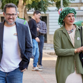 Teresa Rodríguez acudiendo a votar acompañada del líder de Adelante Andalucía