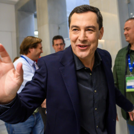El candidato a la presidencia de la Junta de Andalucía por el PP, Juanma Moreno, a su llegada a la sede de su Partido en Sevilla para seguir los resultados electorales.